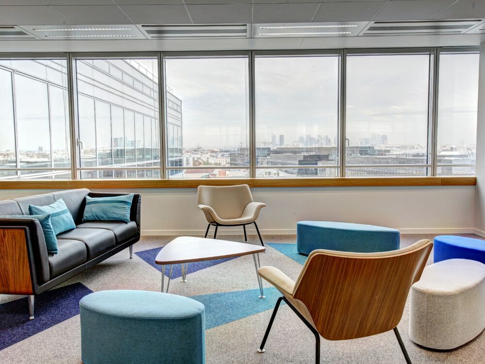 Stilvoller Büroraum mit moderner Einrichtung