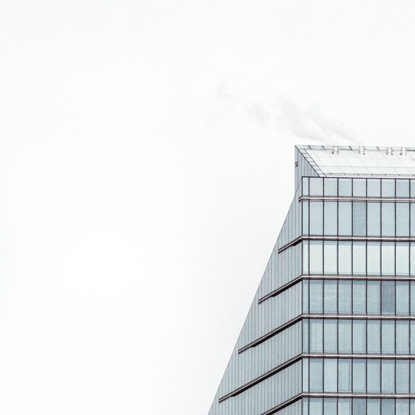 Moderne Architektur vor weißem Himmel