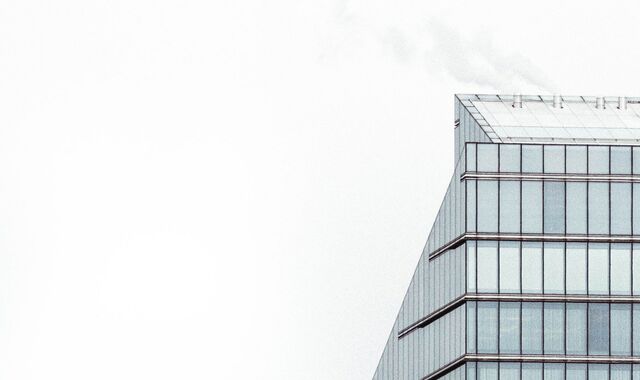 Moderne Architektur vor weißem Himmel