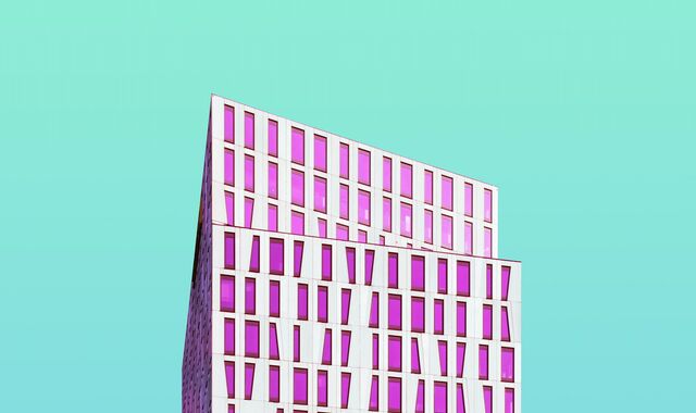 Moderne Architektur vor türkisem Himmel